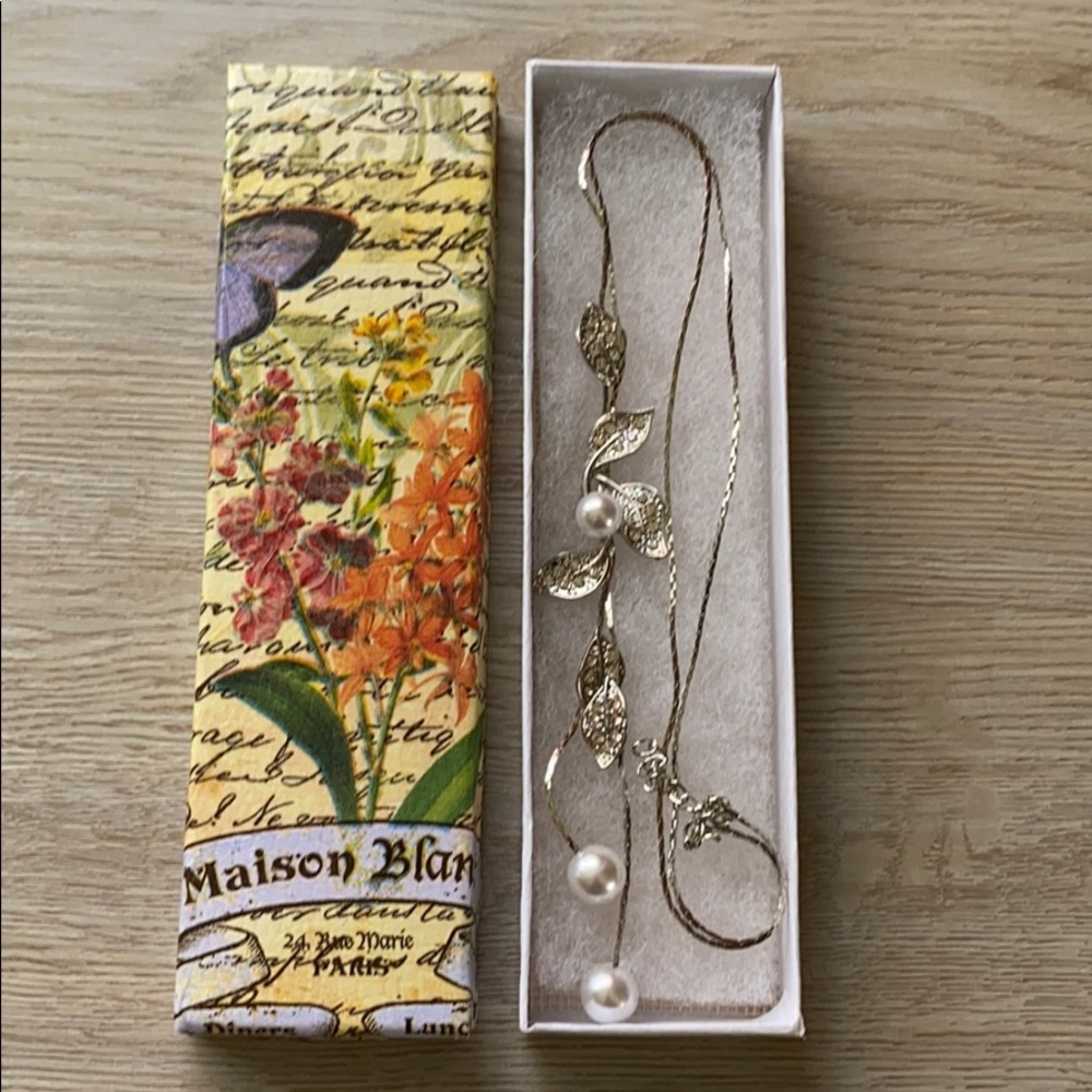 Fashionable necklace, silver toned